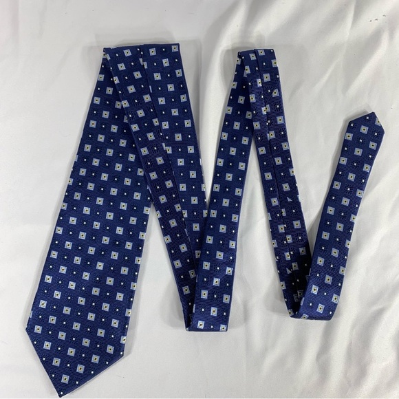 IZOD Geo Square Design Blue Silk Tie - Picture 5 of 5